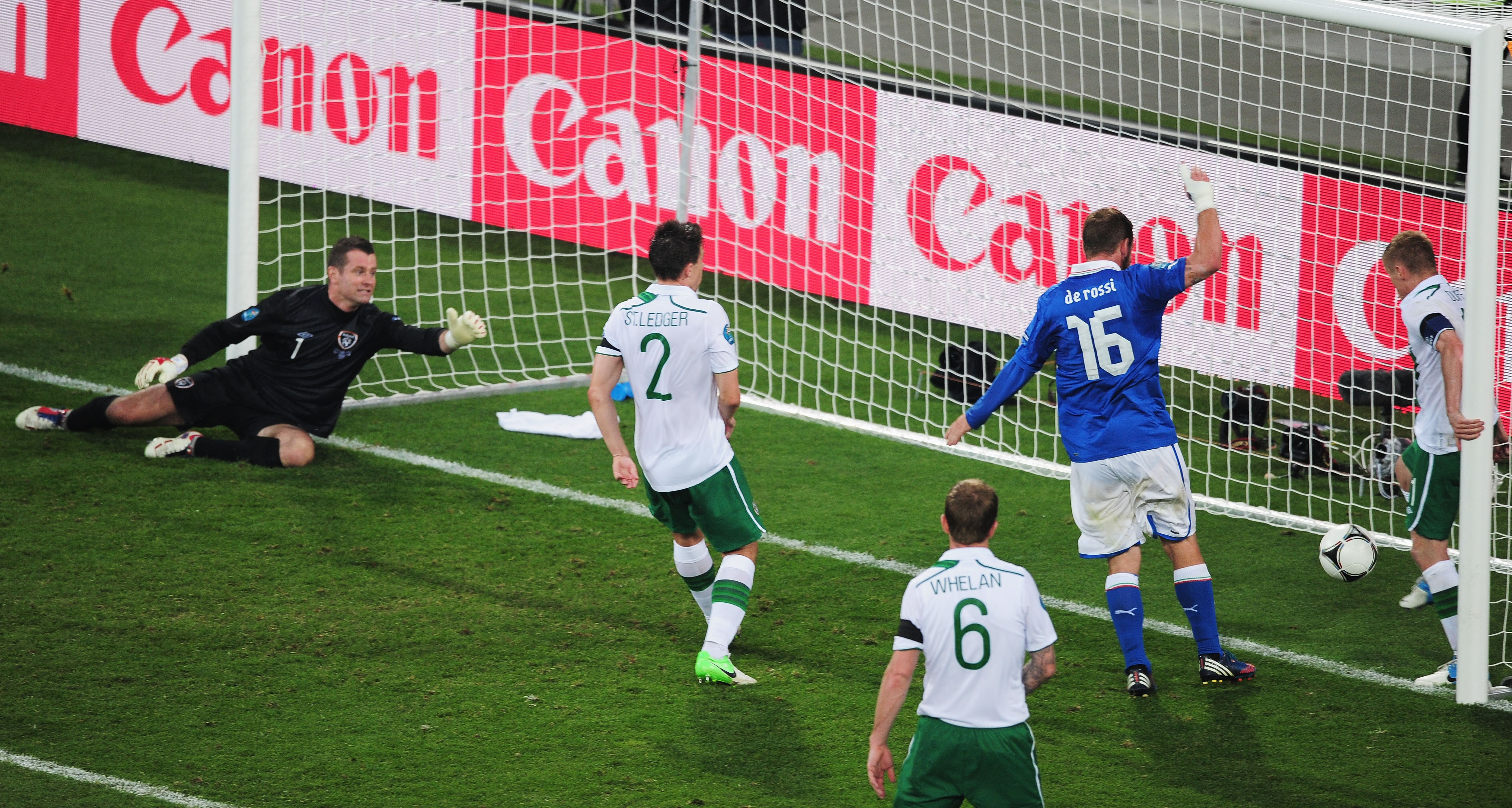 Shay Given var på bollen, men lyckades inte styra undan den. Shay Given var på bollen, men lyckades inte styra undan den.