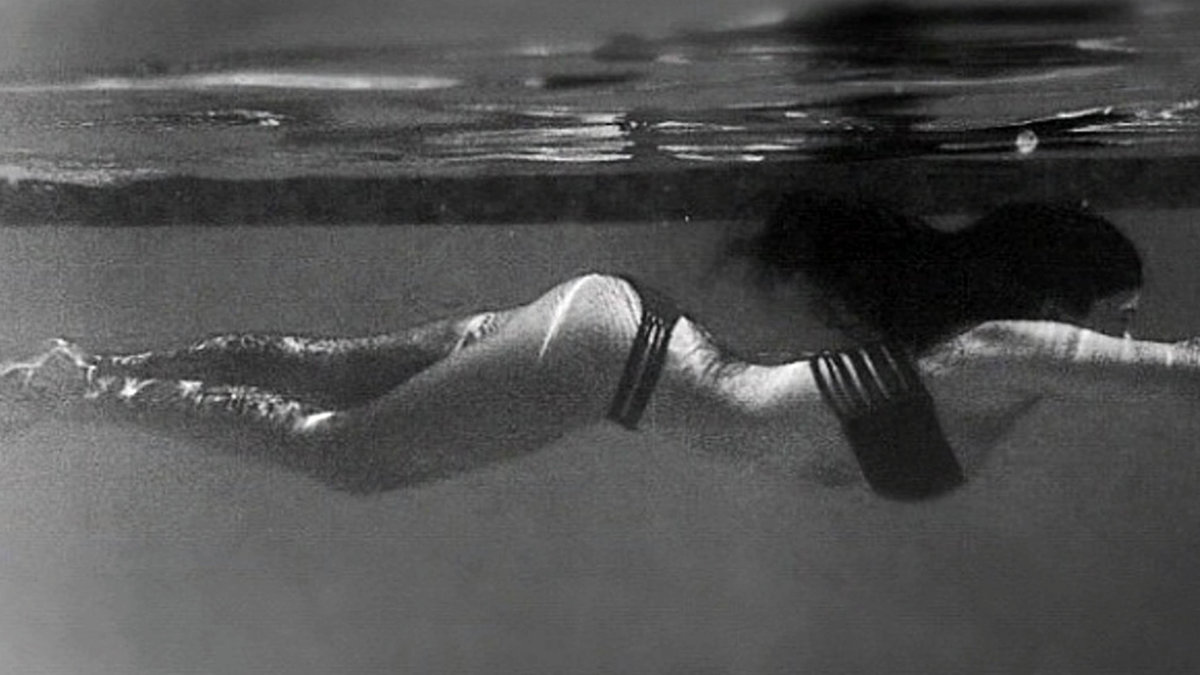 Kim Kardashian tar ett dopp i poolen. 