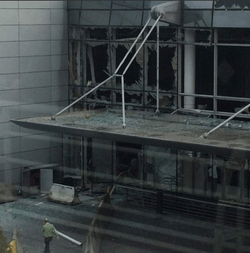 Till följd av explosionerna krossades fönster.