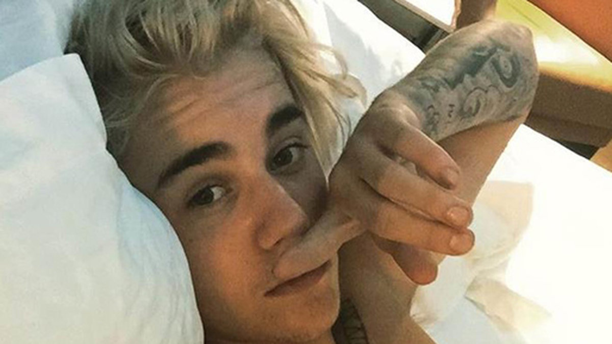 Justin Bieber bjuder på en gosig selfie från sängen. 