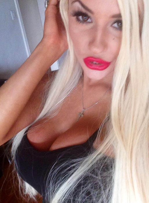 Courtney Stodden kör en selfie. Courtney Stodden kör en selfie.