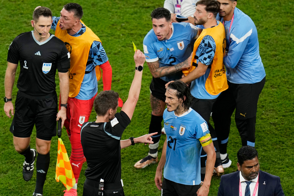 Uruguay-stjärnan Edinson Cavani argumenterar med domaren, och får gult kort, efter VM-matchen mot Ghana. Arkivbild
