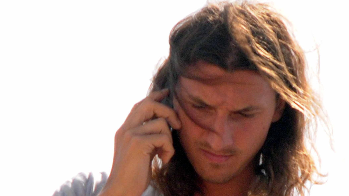 Zlatan snackar i mobil på semestern – här har kan kanske låtit håret självtorka i solen. 