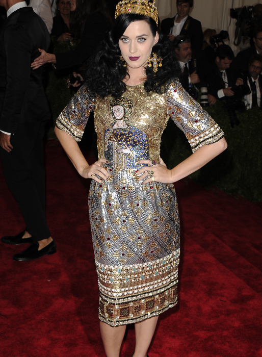 Katy Perry har förmodligen haft bättre idée än den här klänningen och kungakronan på huvudet. 