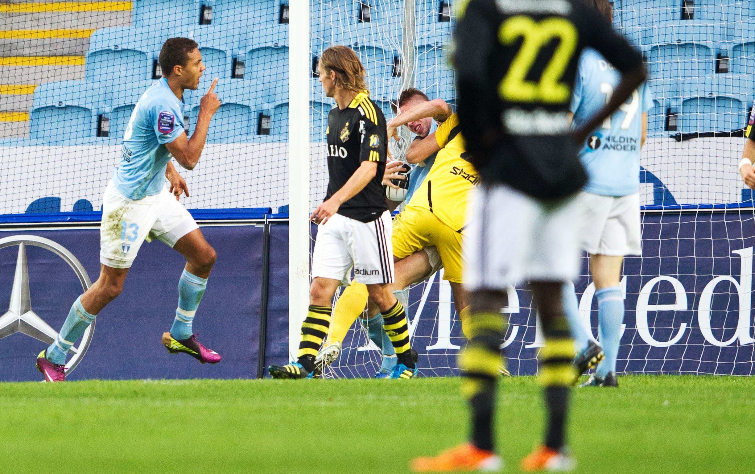 ...Var det upp till ärkerivalen Malmö FF att skjuta guldet till Skåne. MFF mötte nämligen AIK i den 27:e omgången, och det som krävdes för att Helsingborg skulle ta guld var att AIK tappade poäng. ...Var det upp till ärkerivalen Malmö FF att skjuta guldet till Skåne. MFF mötte nämligen AIK i den 27:e omgången, och det som krävdes för att Helsingborg skulle ta guld var att AIK tappade poäng.