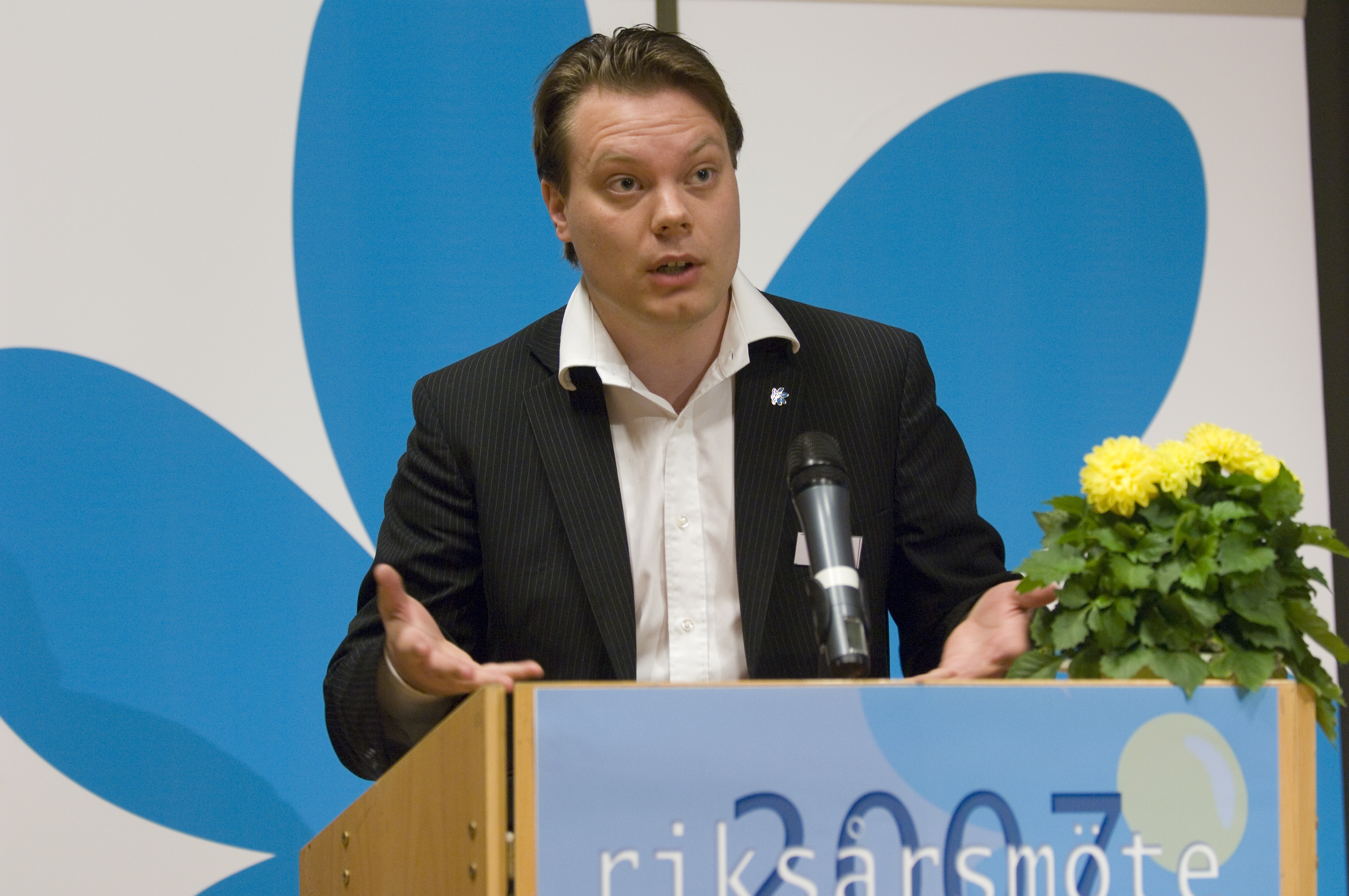 Partiets presschef, Martin Kinnunen, säger sig inte känna till missnöjet.