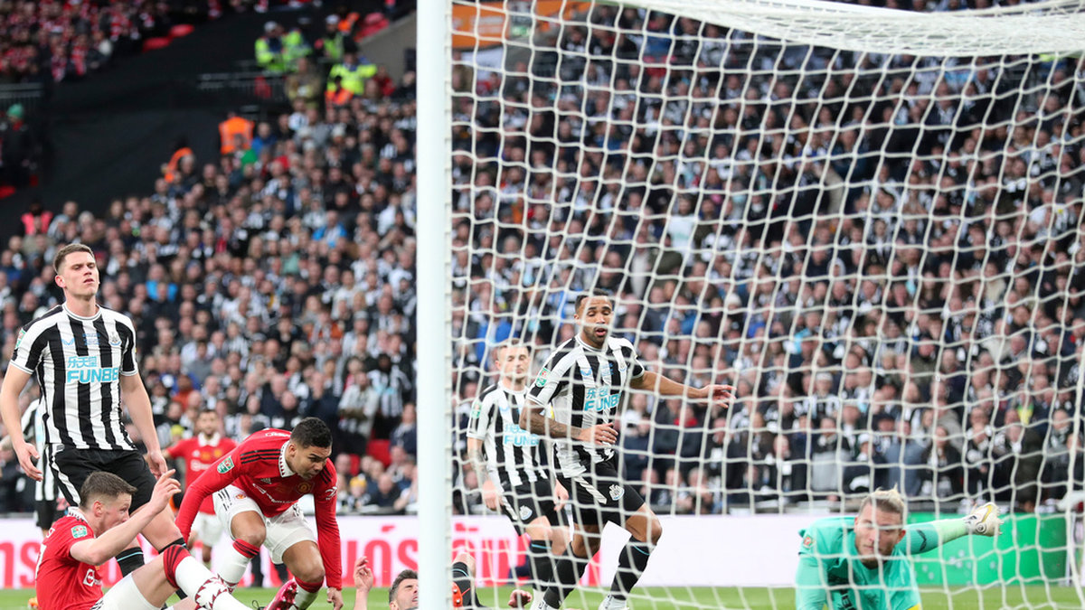 Manchester Uniteds Casemiro, trea från vänster, nickar in ledningsmålet i cupsegern över Newcastle.