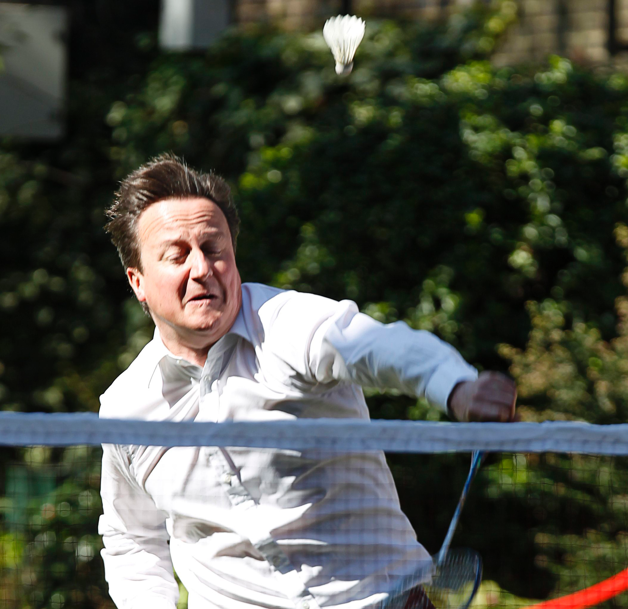 Premiärministern verkar inte vara bästa vän med badmintonbollen.