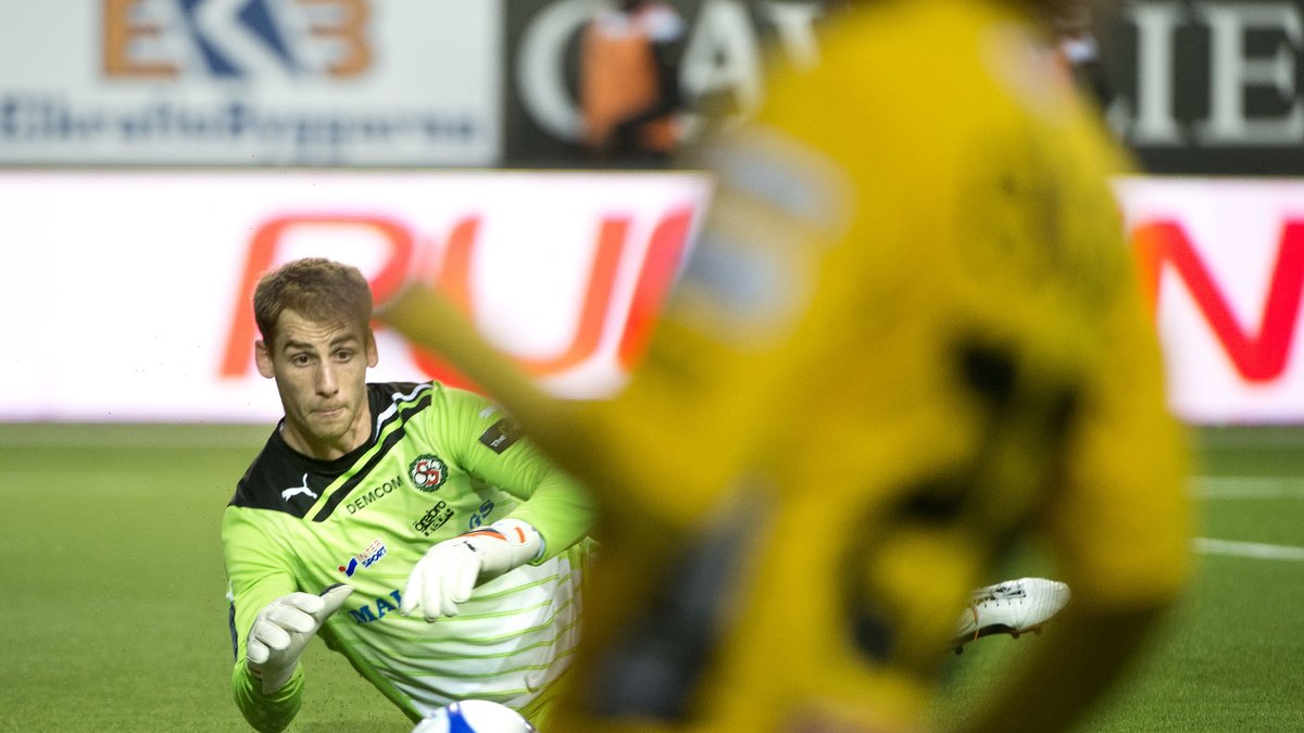Örebromålvakten Tomer Chencinski stoppar ett skott från Elfsborgs Niklas Hult.