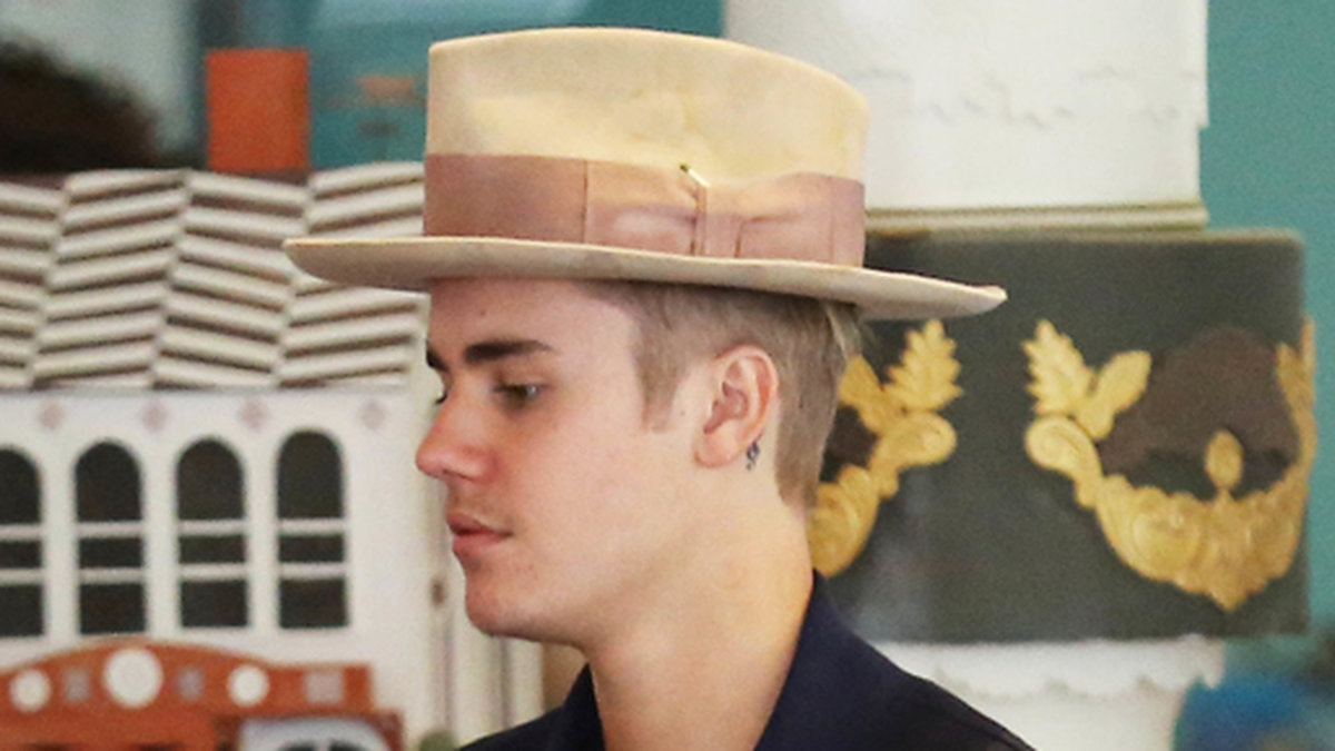 Justin Bieber kör hatt i Beverly Hills.