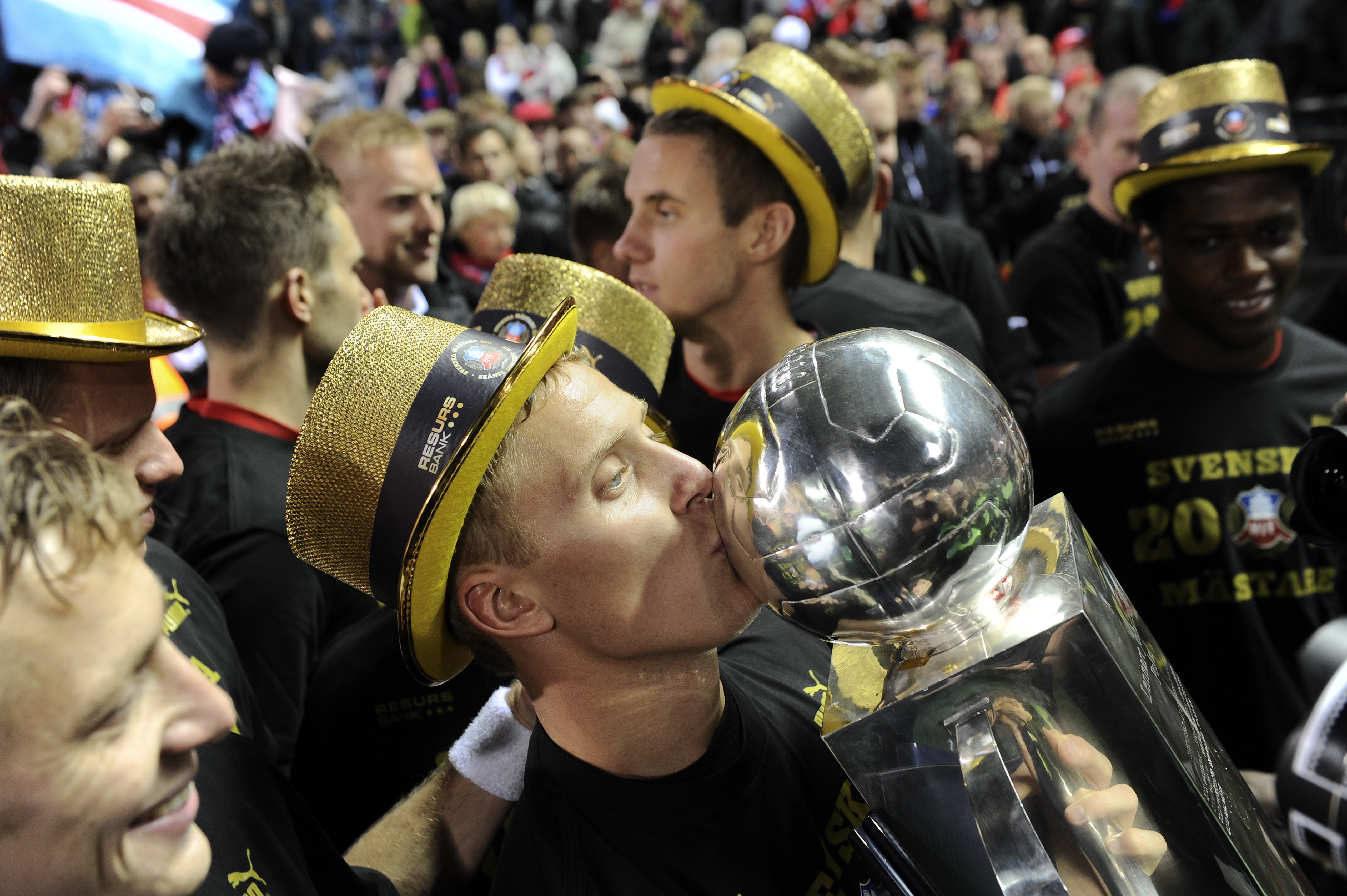 Helsingborg var numret för stort för samtliga lag i 2011 års allsvenska, och säkrade guldet redan med två omgångar kvar att spela. Men det var inte förrän efter slutsignalen i den allra sista matchen hemma på Olympia, som man fick lyfta Lennart Johanssons Helsingborg var numret för stort för samtliga lag i 2011 års allsvenska, och säkrade guldet redan med två omgångar kvar att spela. Men det var inte förrän efter slutsignalen i den allra sista matchen hemma på Olympia, som man fick lyfta Lennart Johanssons