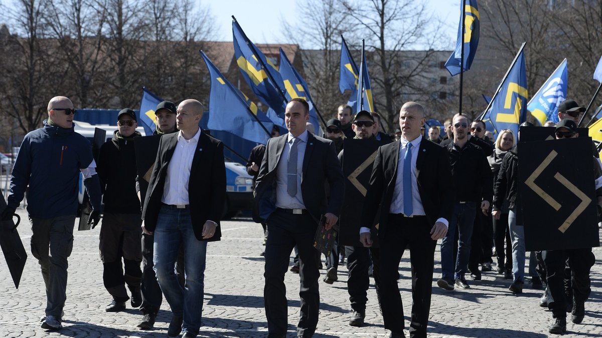 "Sverige åt svenskarna" skanderas under partiets demonstration.