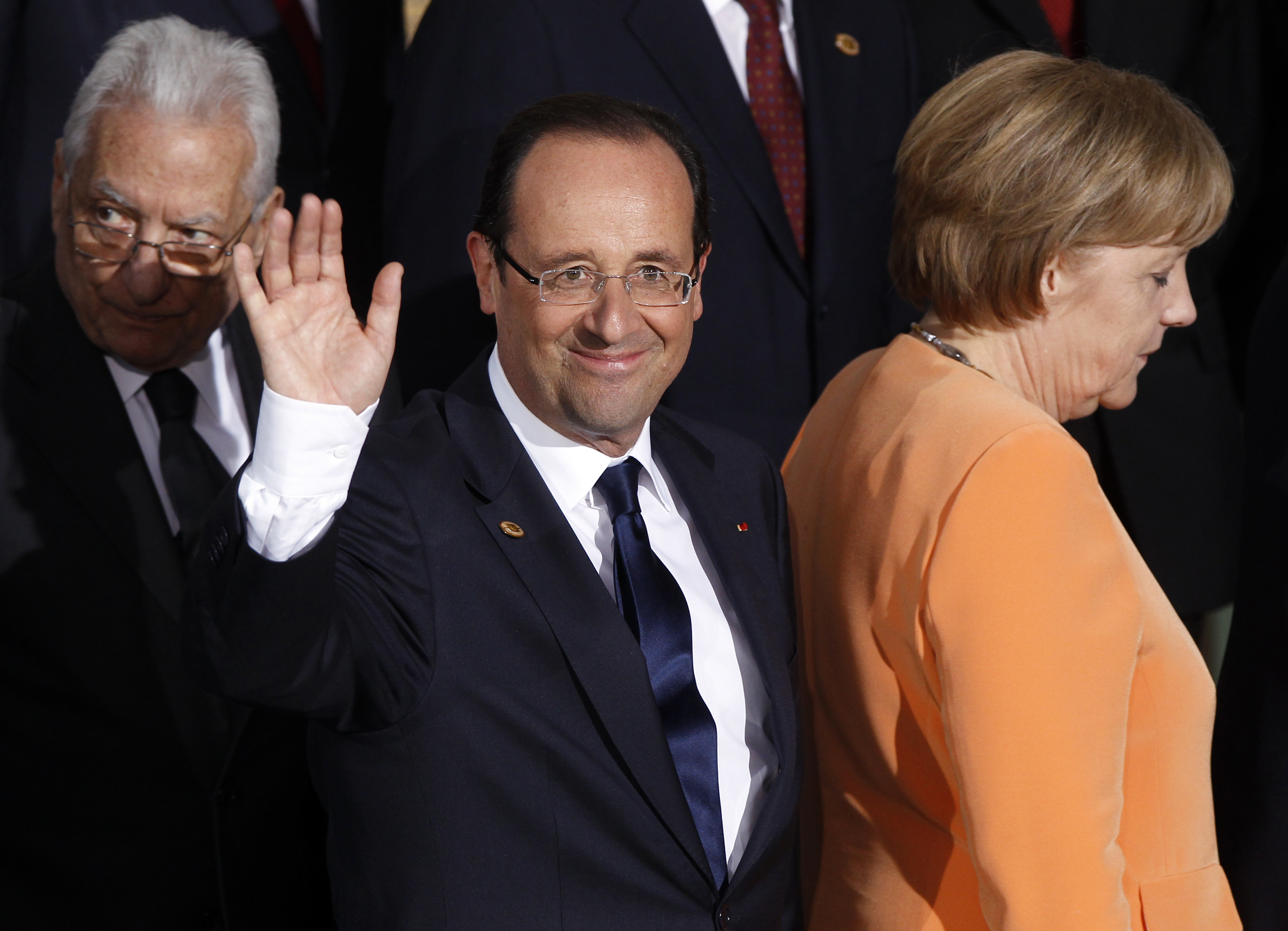 Frankrikes nye president Francois Hollande verkar nöjd med mötet. Bredvid honom Tysklands förbundskansler Angela Merkel. 