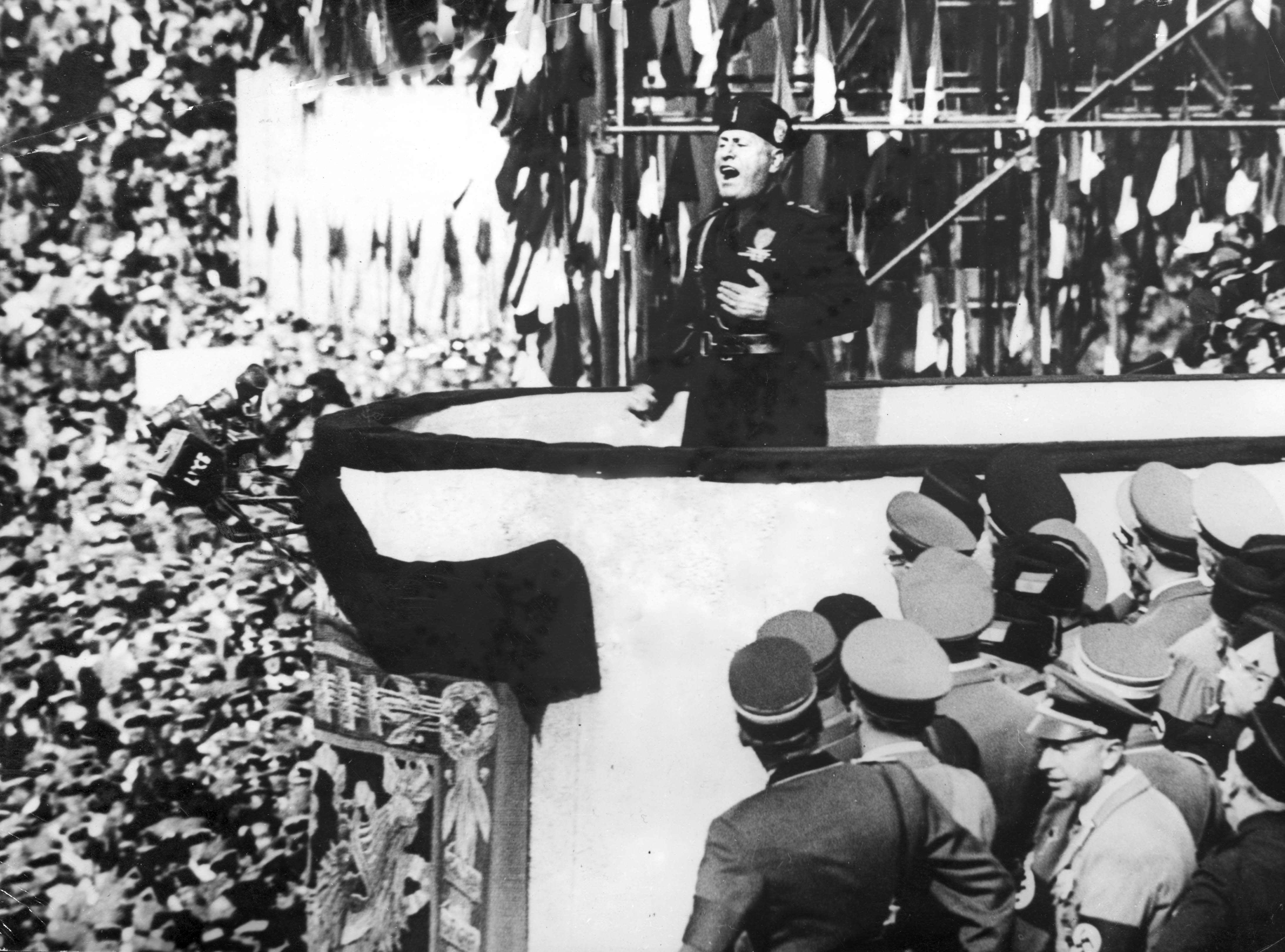 Benito Mussolini talar, 1937