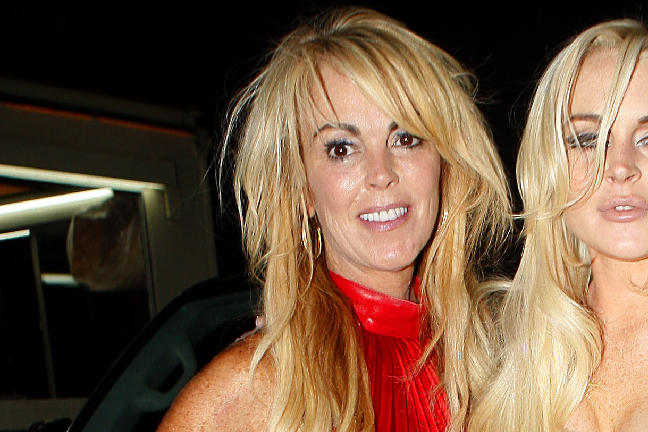 Lindsay Lohans mamma, Dina Lohan, var skyldig staten ca. 78.000 kronor år 2009. Pinglan har flera gånger setts ute och festa med dottern, kanske är det vid baren pengarna går åt. Lindsay Lohans mamma, Dina Lohan, var skyldig staten ca. 78.000 kronor år 2009. Pinglan har flera gånger setts ute och festa med dottern, kanske är det vid baren pengarna går åt.