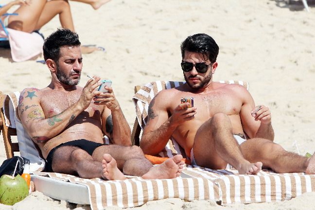 Modemogulen Marc Jacobs och pojkvännen Harry Louis gör gissningsvis sina Facebook-vänner uppmärksamma på att de befinner sig i Brasilien. Modemogulen Marc Jacobs och pojkvännen Harry Louis gör gissningsvis sina Facebook-vänner uppmärksamma på att de befinner sig i Brasilien.