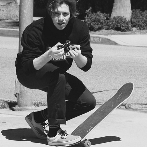Brooklyn Beckham skejtar och plåtar samtidigt. Brooklyn Beckham skejtar och plåtar samtidigt.