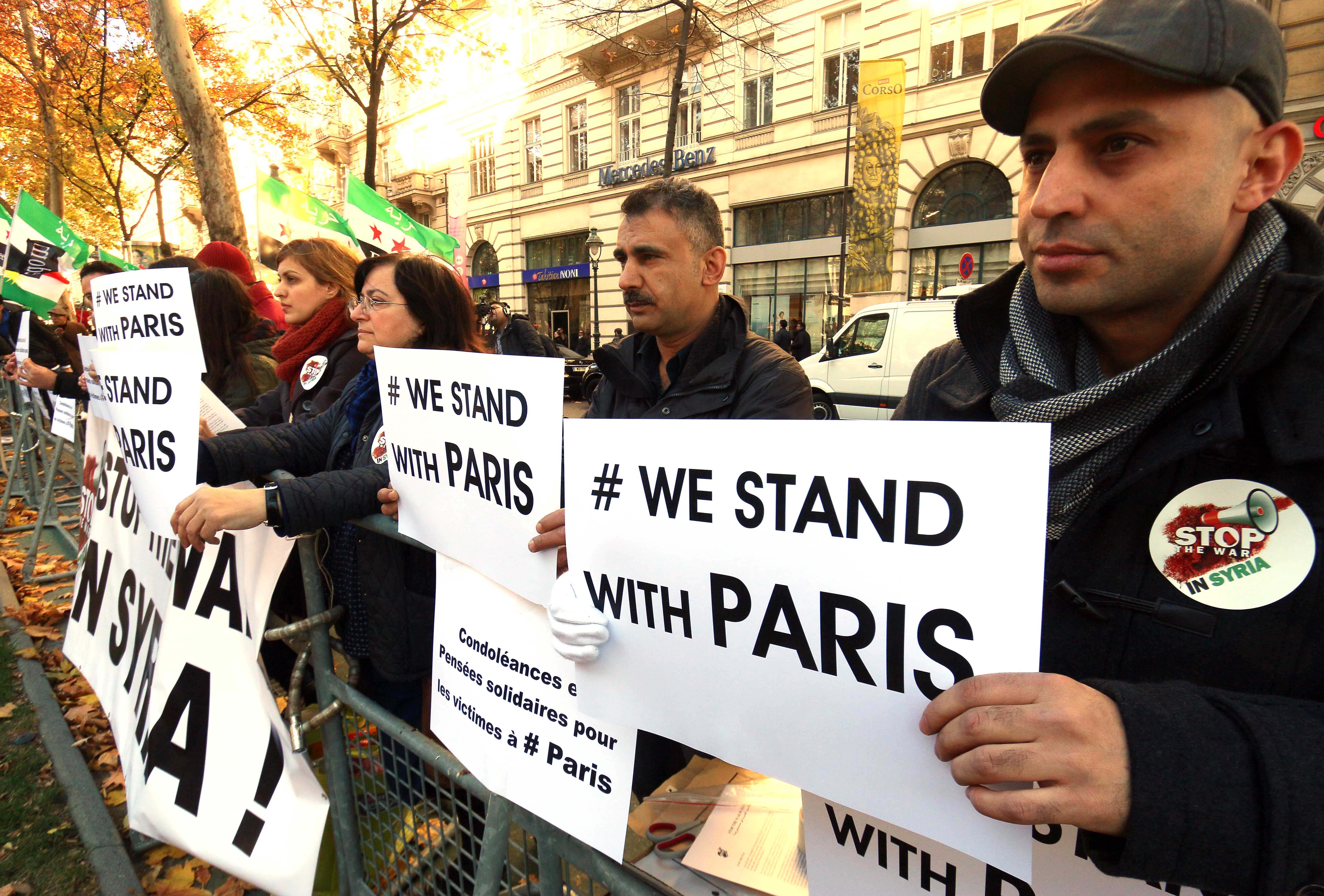 Människor visar sitt stöd till Paris Människor visar sitt stöd till Paris