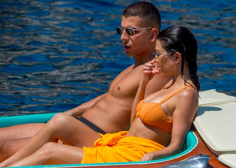 Kourtney Kardashian och Younes Bendjima myser på en båt Kourtney Kardashian och Younes Bendjima myser på en båt