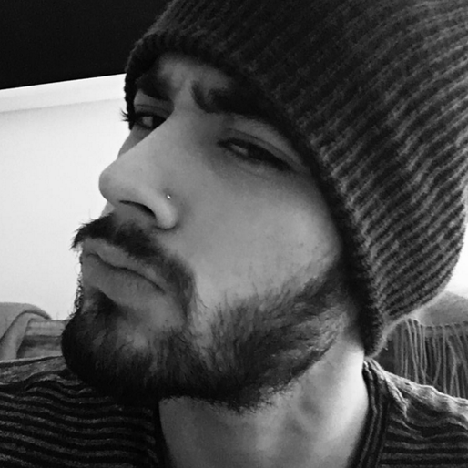Zayn Malik tar en selfie. Zayn Malik tar en selfie.
