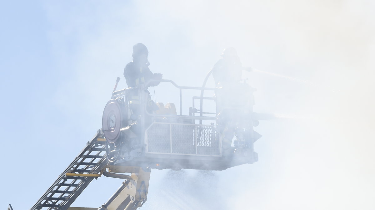 80 brandmän jobbar med släckningsarbetet. 