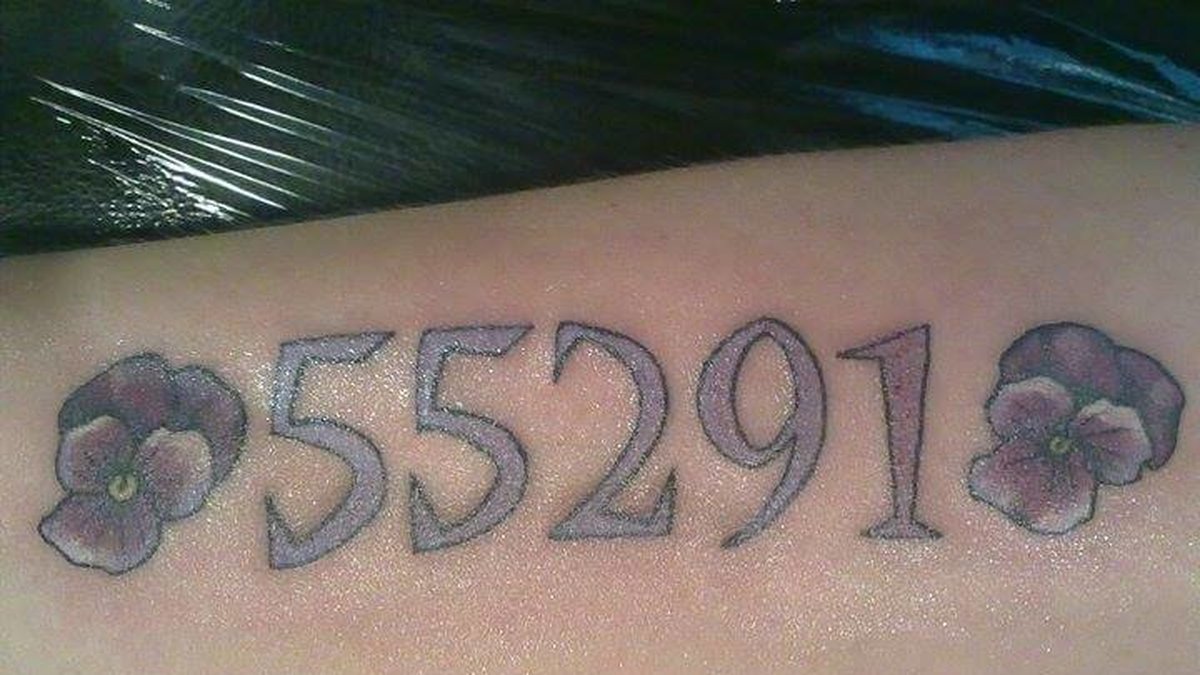 Hennes mamma, Mia Josfalk, har samma nummer tatuerat på armen. 