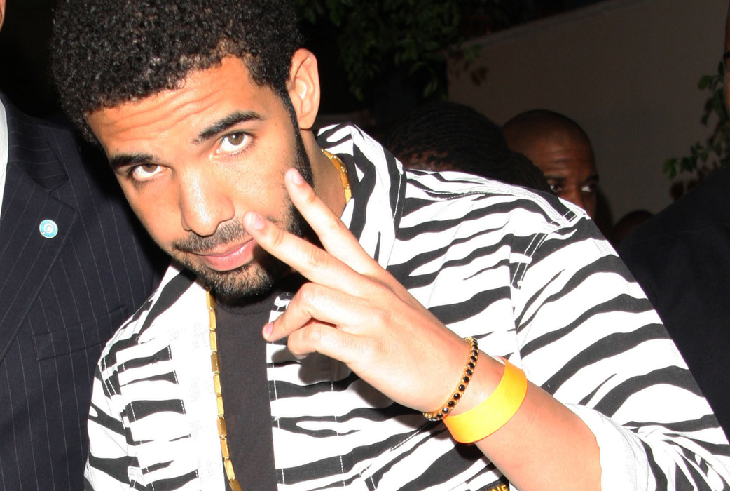 Hiphopstjärnan Drake var nyligen på strippklubb. Med sig till klubben hade han kartonger fyllda med dollarsedlar – 300 000 kronor närmare bestämt. Pengarna kastades sedan ut på dansgolvet 