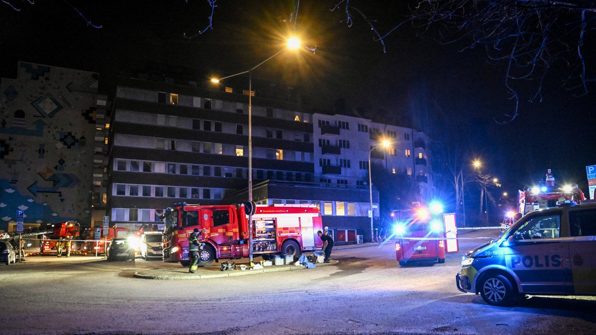 18 personer har förts till sjukhus efter branden i ett flerfamiljshus i Sundbyberg. 