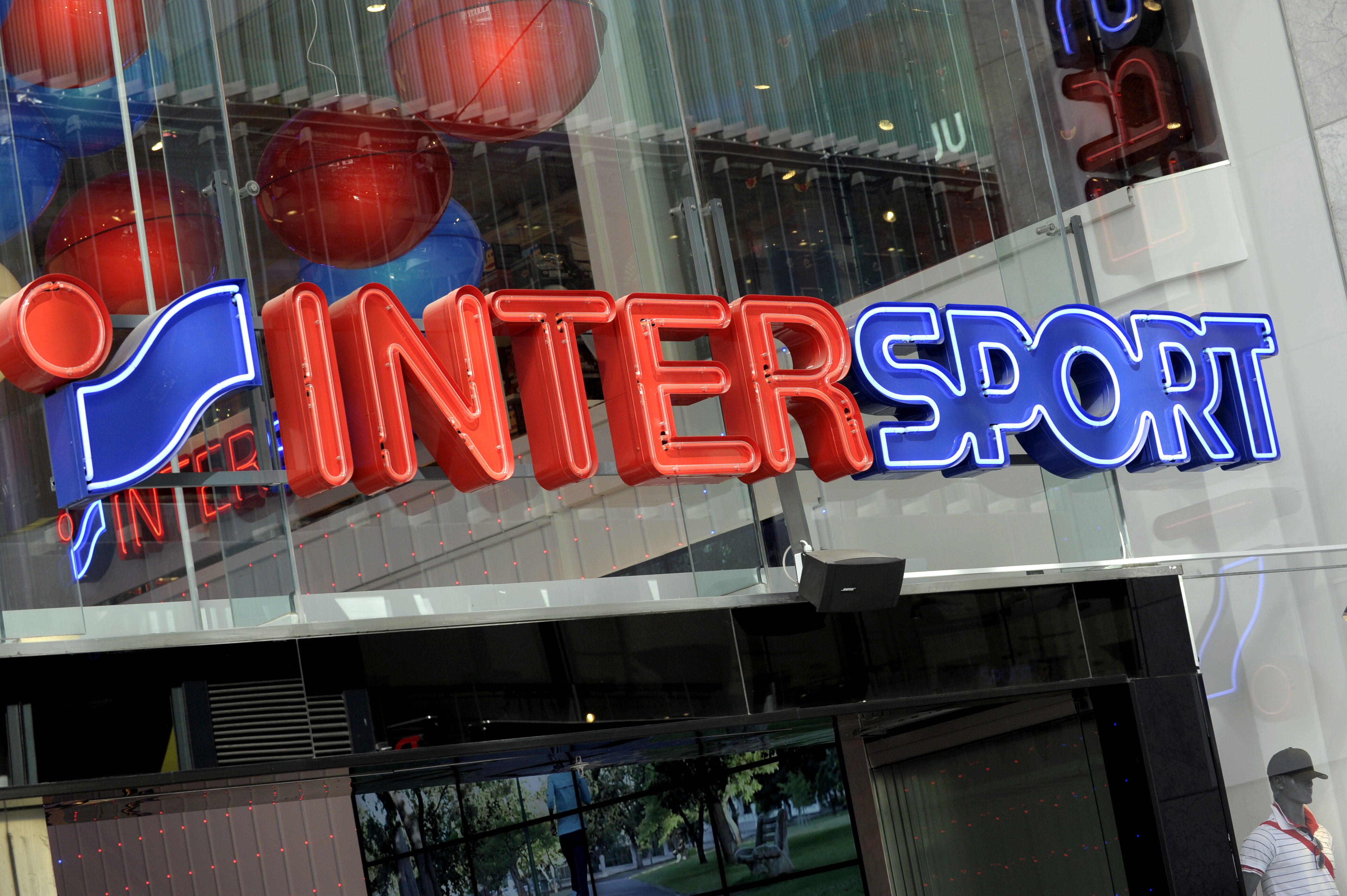 Intersport som är en av de absolut största sponsorerna kommer att se över nästa års avtal.