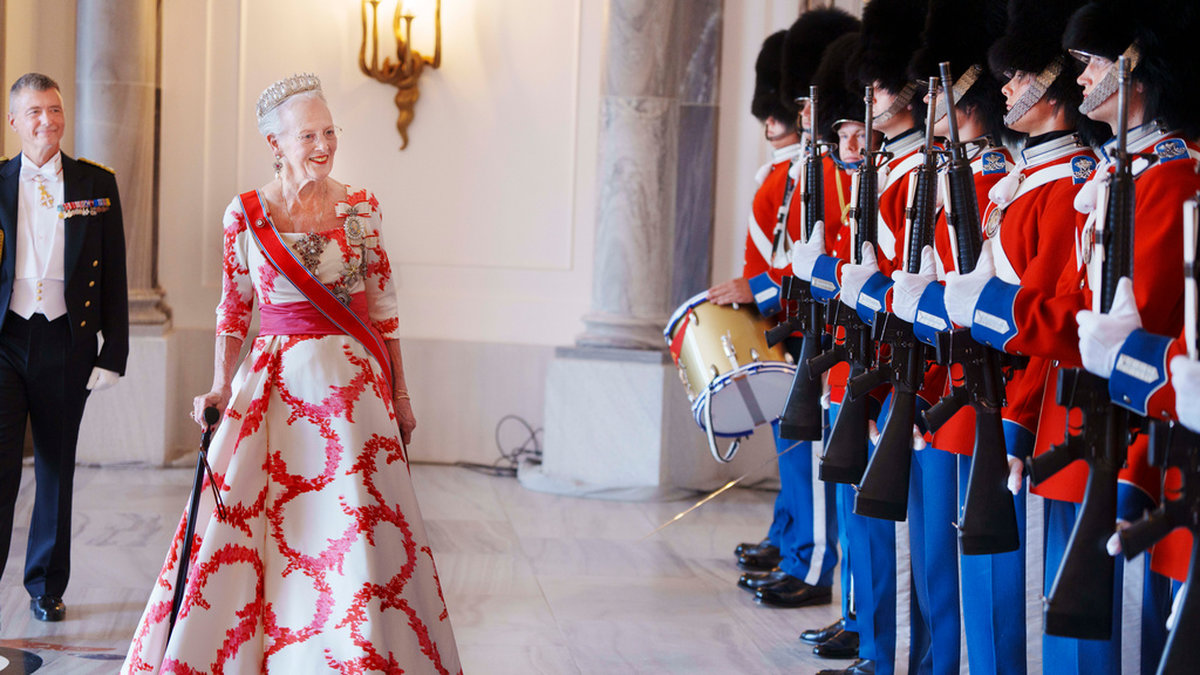 Drottning Margrethe av Danmark inspekterar hedersvakten på Amalienborgs slott i Köpenhamn i juni i år. Arkivbild.