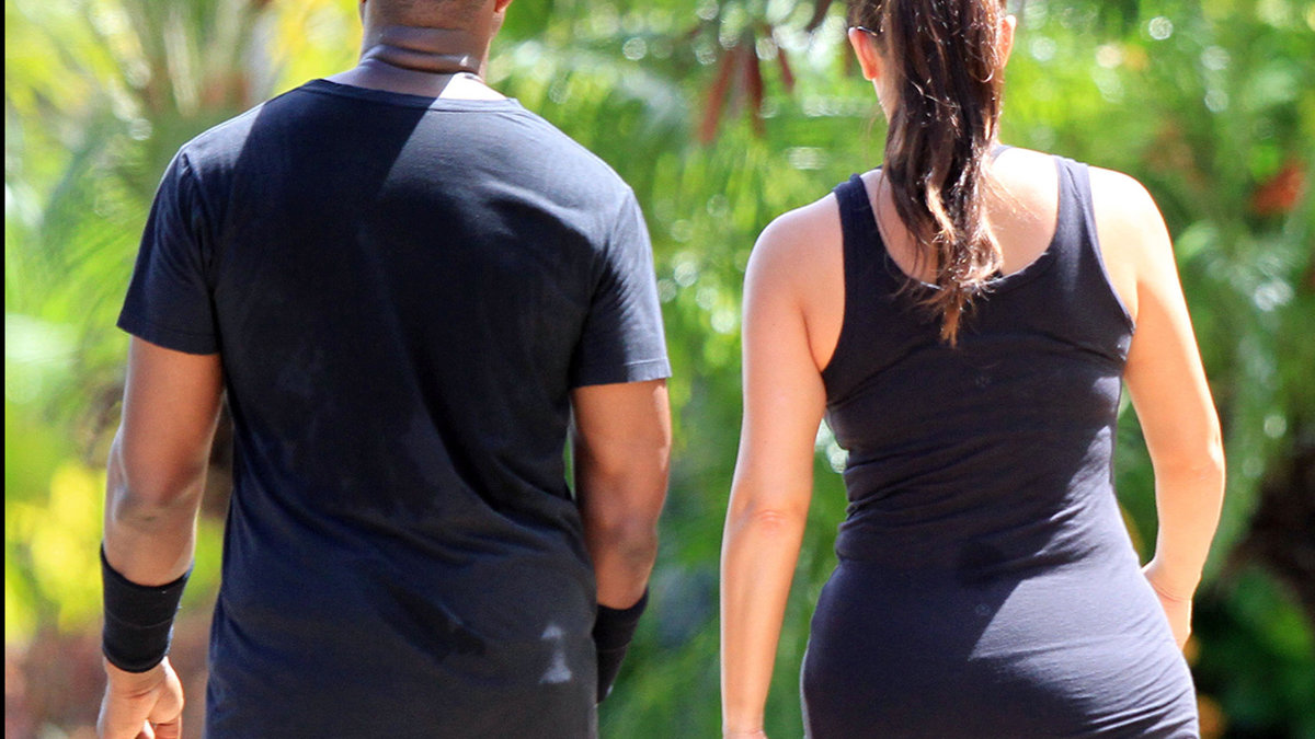 Här tar hon en powerwalk med pojkvännen Kanye West.