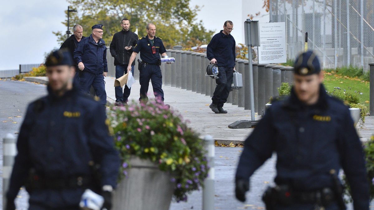  Polis och räddningstjänst larmades vid lunchtid till Amerikanska ambassaden på Östermalm.