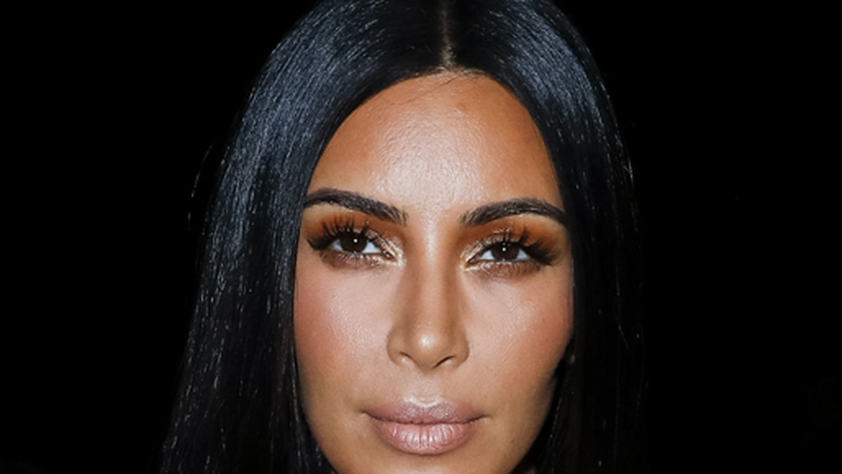 Kim Kardashian blev bunden och försedd med munkavle. Hon fick ett pistol riktad mot huvudet. 