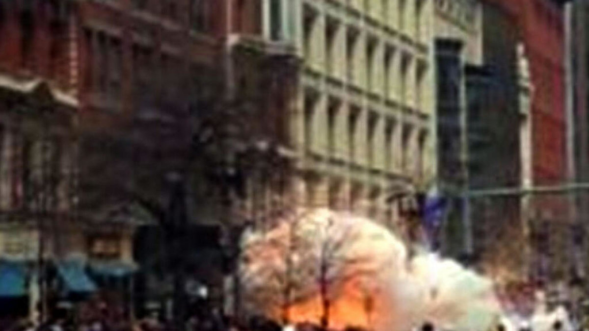 Den första bomben i Boston.