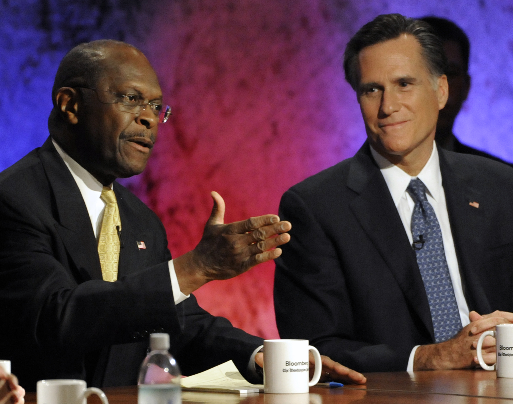 Herman Cain här tillsammans med en annan republikans kandidat, Mitt Romney under en debatt.