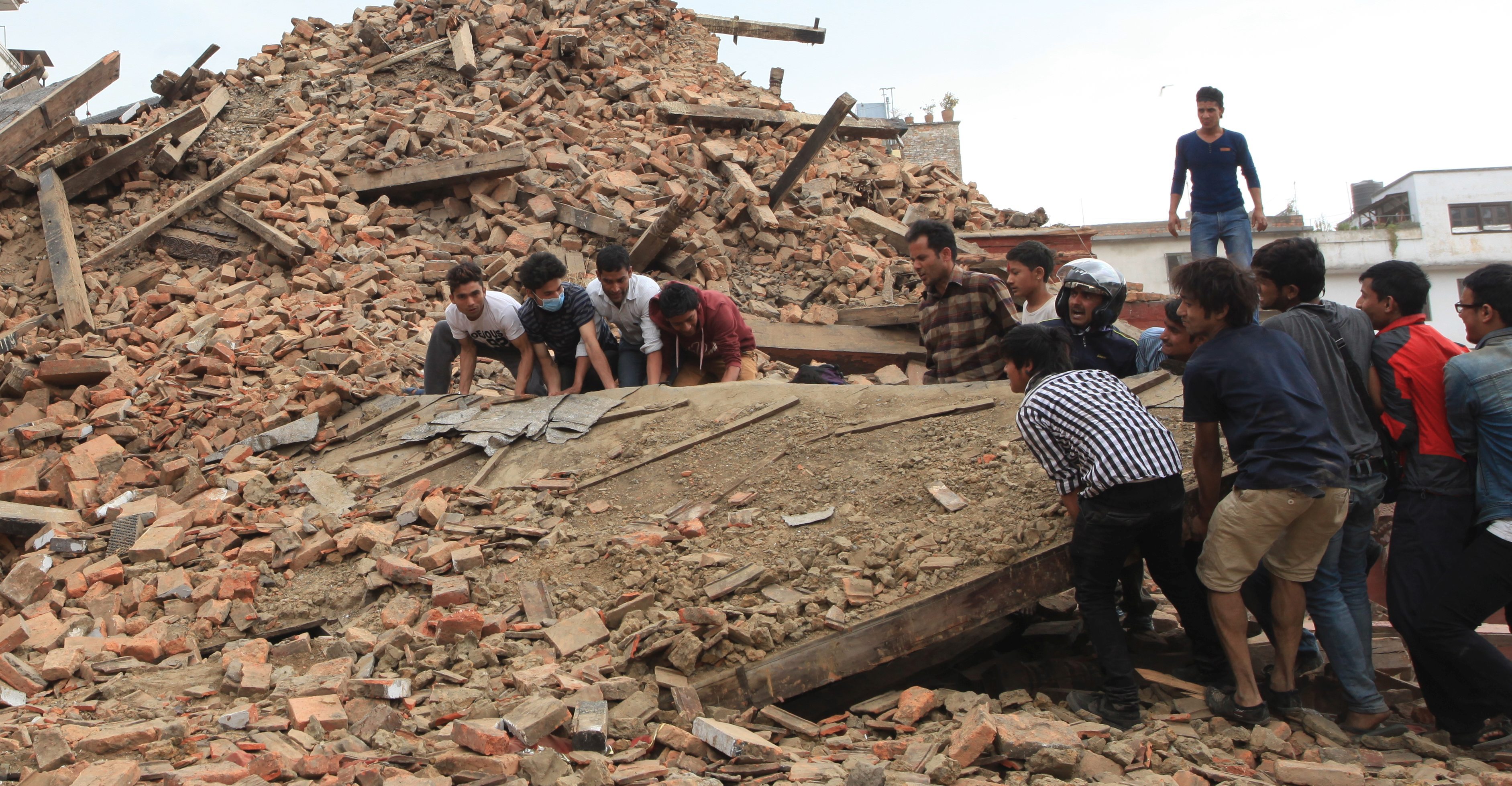 Folk försöker lyfta spillror från ett tempel på Hanumandhoka Durbar Square efter gårdagens jordbävning utanför Kathmandu. Folk försöker lyfta spillror från ett tempel på Hanumandhoka Durbar Square efter gårdagens jordbävning utanför Kathmandu.