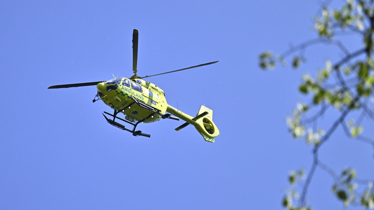 Ambulanshelikopter larmades till platsen där en bil körde av vägen i Sotenäs kommun. Arkivbild.