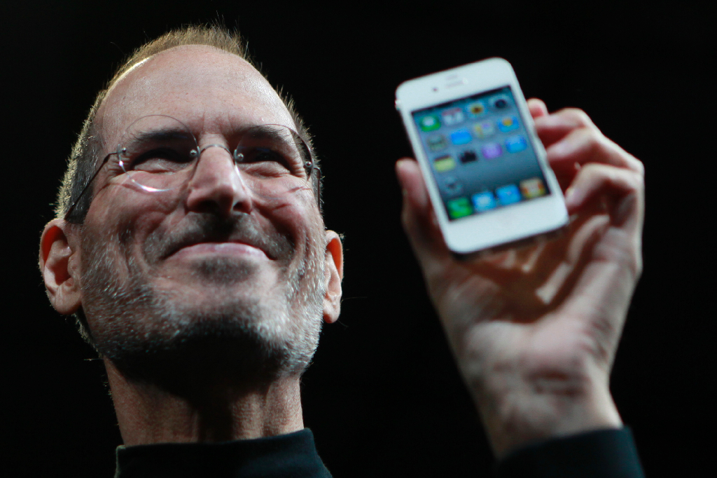 Steve Jobs visar upp iPhone 4, som släpptes i juni 2010.