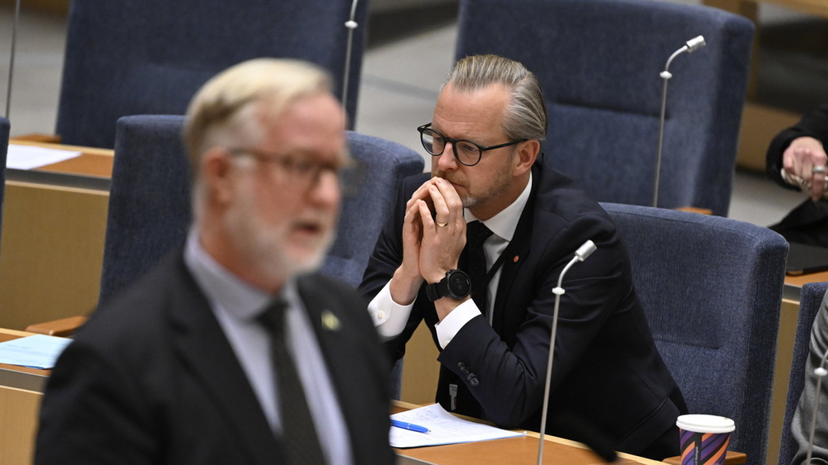 Mikael Damberg (S) och Johan Pehrson (L) under onsdagens partiledardebatt i riksdagen.