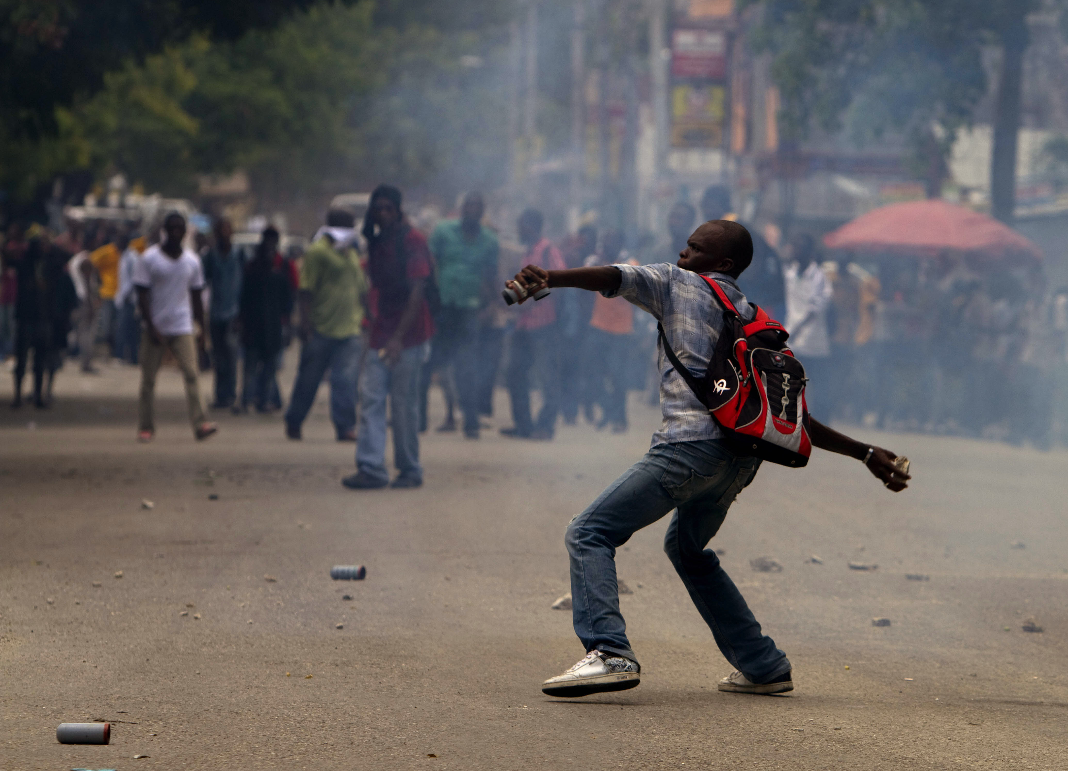Under långa perioder var det oroligt i främst Port-au-Prince då demonstranter rök ihop med polisen. Under långa perioder var det oroligt i främst Port-au-Prince då demonstranter rök ihop med polisen.