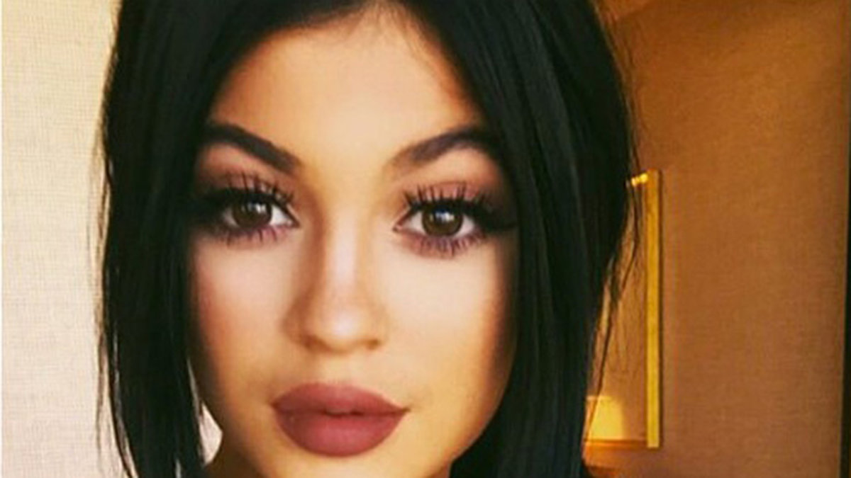 Kylie Jenners piercing syns under hennes topp.