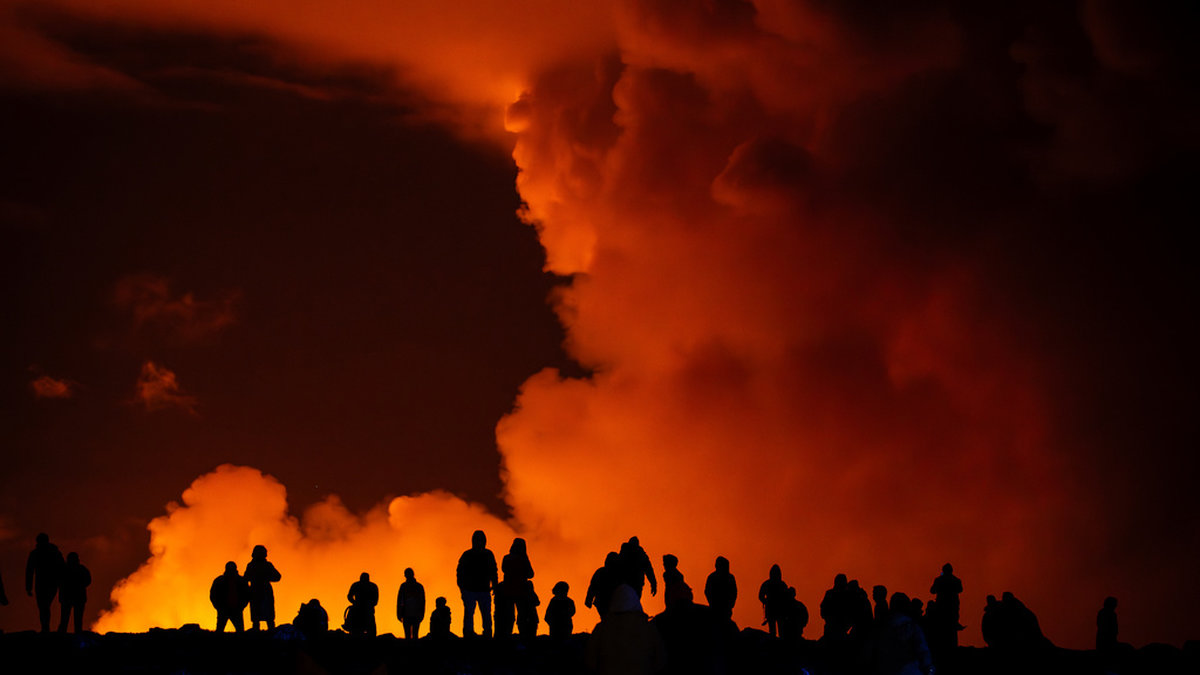Island har drabbats av ett nytt vulkanutbrott mellan höjderna Hagafell och Stóri-Skógfell.
