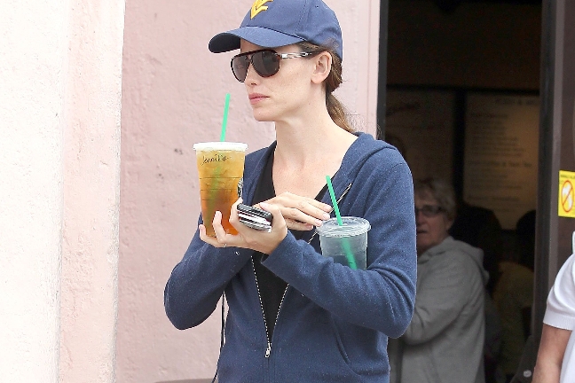 Jennifer Garner har köpt kaffe.