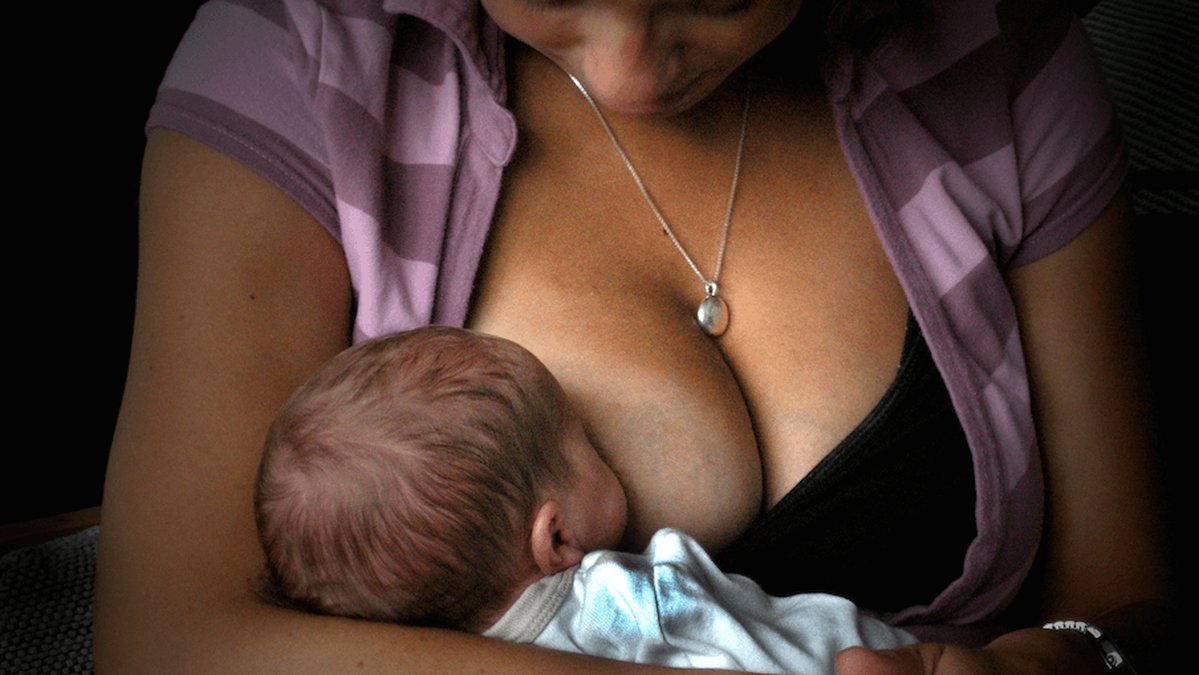 Brösten är i första hand till för att mata sitt barn, skriver mamman.