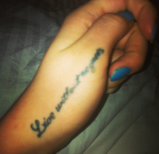 Live without regrets, är hennes hyllning till Hollywoodstjärnan Lindsay Lohan som har en likadan. Live without regrets, är hennes hyllning till Hollywoodstjärnan Lindsay Lohan som har en likadan.