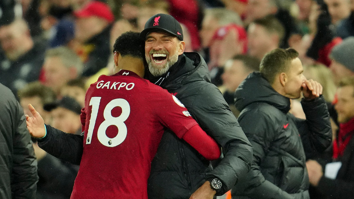 Liverpools manager Jürgen Klopp kramar om Cody Gakpo. Liverpool krossade Manchester United med 7–0.