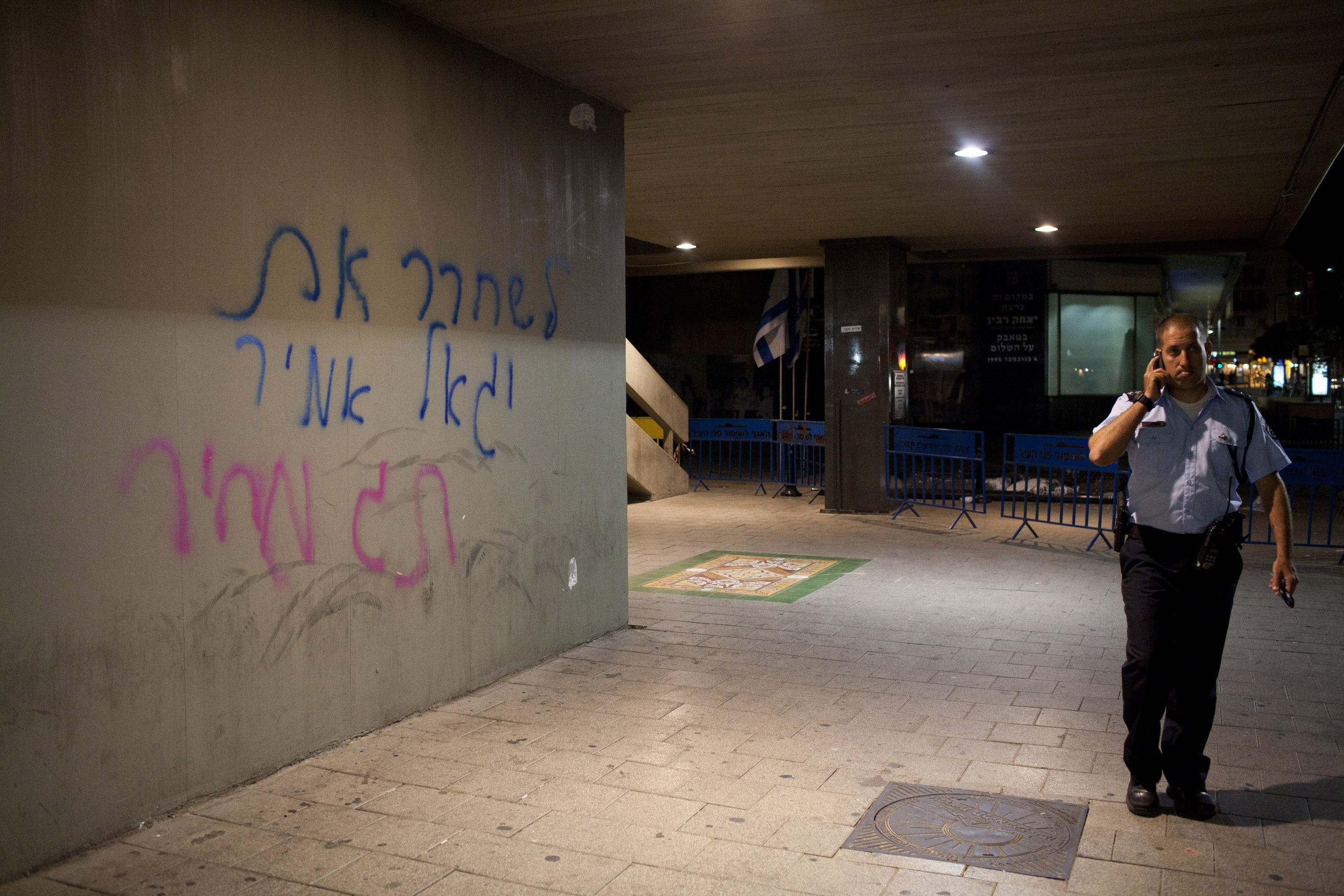 "Price tag"-klotter i huvudstaden Tel Aviv om att frige en man som mördat en tidigare premiärminister.