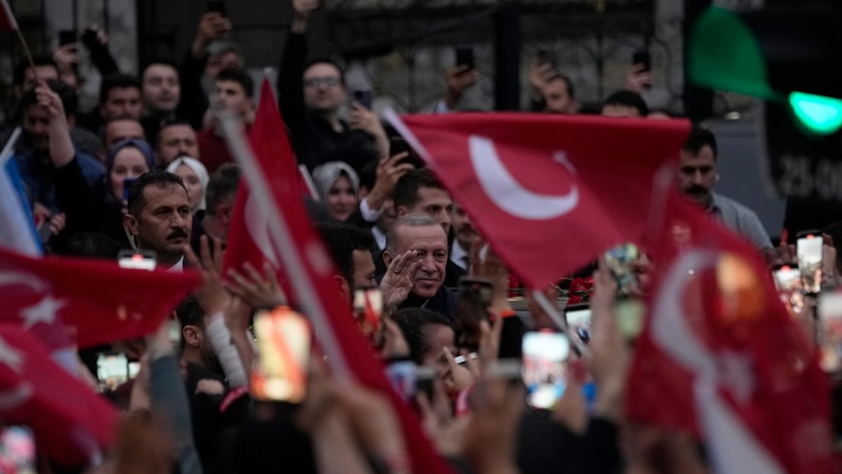 Turkiets president Recep Tayyip Erdogan hälsar på anhängare i Istanbul på söndagskvällen.