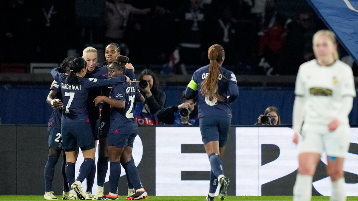 Paris Saint-Germain-firande efter ett av målen i torsdagens kvartsfinalretur mot Häcken i Champions League. PSG vann även båda matcherna och är klart för semifinal mot Lyon.