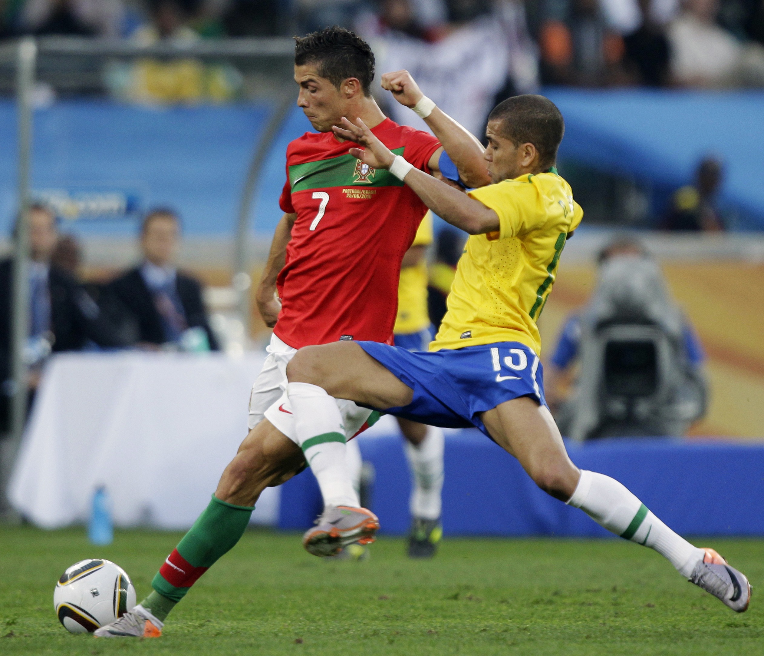 Ronaldo och Dani Alves hade många kamper i matchen.